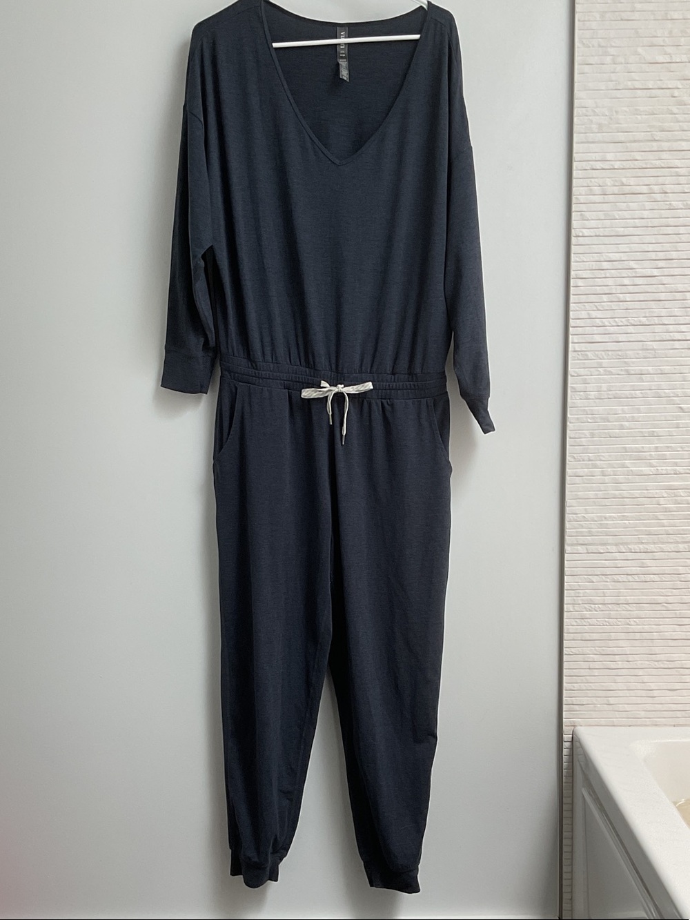 Vuori Navy Blue V-Neck 3/4-Sleeve Drawstring Jumpsuit